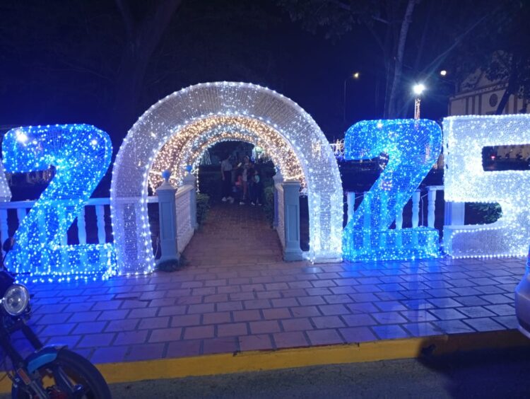 Alumbrado recordatorio del presente año en plaza Bolívar de Sabana de Mendoza.