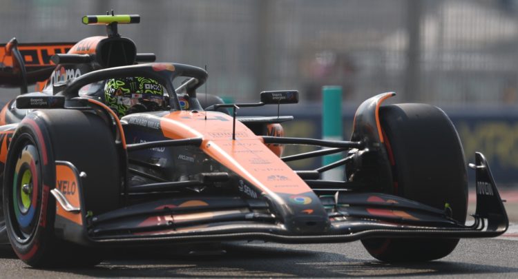 El británico Lando Norris (McLaren), durante los entrenamientos libres del Gran Premio de Abu Dabi de F1. EFE/EPA/ALI HAIDER