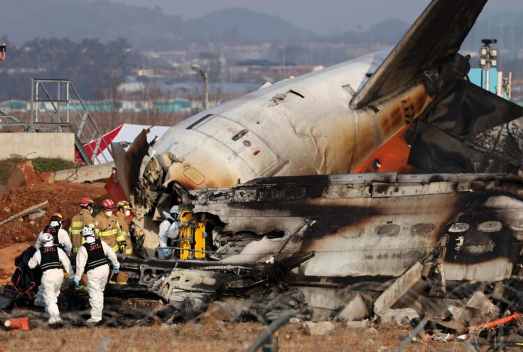 Los bomberos trabajan en los restos del avión Jeju Air siniestrado este domingo en el aeropuerto surcoreano de Muan. EFE/Han Myung-Gu