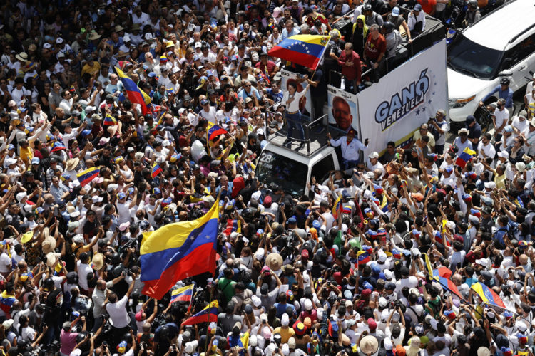 Fotografía de archivo del 17 de agosto de 2024 de la líder de la oposición venezolana María Corina Machado (c) en un acto de campaña en Caracas (Venezuela). EFE/ Miguel Gutiérrez ARCHIVO