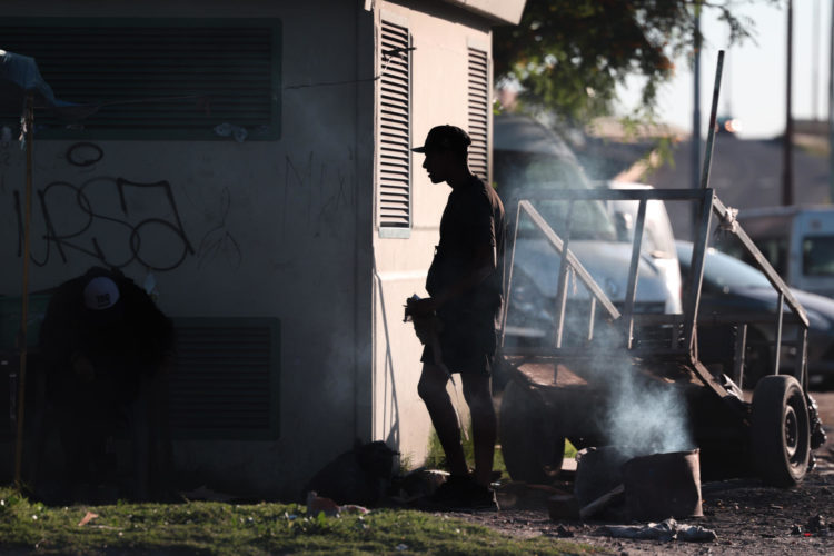 Una persona sin hogar camina este miércoles, por una calle de Buenos Aires (Argentina). EFE/Juan Ignacio Roncoroni