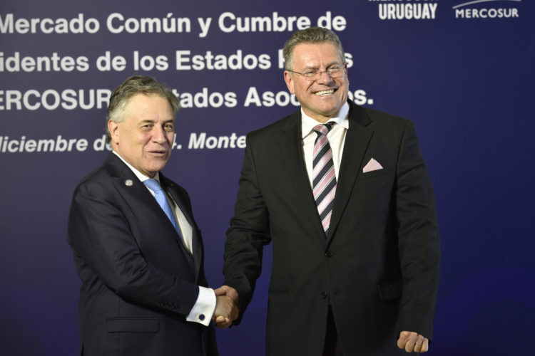 El ministro de Relaciones Exteriores de Uruguay, Omar Paganini (i), posan con su homólogo de Argentina, Gerardo Whertein, en la LXV Reunión Ordinaria del Consejo del Mercado Común (CMC) y la Cumbre de Presidentes de los Estados Parte del Mercosur y Estados Asociados este jueves, en Montevideo (Uruguay). EFE/ Federico Gutiérrez