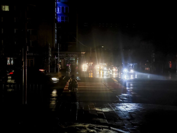 Foto de archivo de una calle en completa oscuridad en Leópolis (Ucrania) tras un ataque de Rusia contra el sistema eléctrico. EFE/ Rostyslav Averchuk