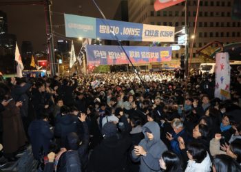 Manifestantes piden frente a la Asamblea surcoreana la dimisión de Yoon