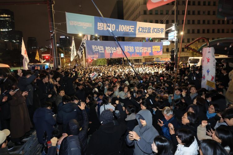 Las personas se reúnen frente a la Asamblea Nacional en Seúl, Corea del Sur, en las primeras horas del 04 de diciembre de 2024, exigiendo la retirada de la ley marcial. Esto sigue a la declaración del presidente surcoreano Yoon Suk Yeol sobre la ley marcial, citando la necesidad de eliminar las fuerzas pro-norcoreanas y mantener el orden constitucional. (Corea del Sur, Seúl) EFE/EPA/YONHAP SURCOREA FUERA