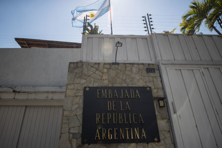 Fotografía de archivo de la sede de la Embajada de Argentina en Caracas (Venezuela). EFE/ Miguel Gutiérrez