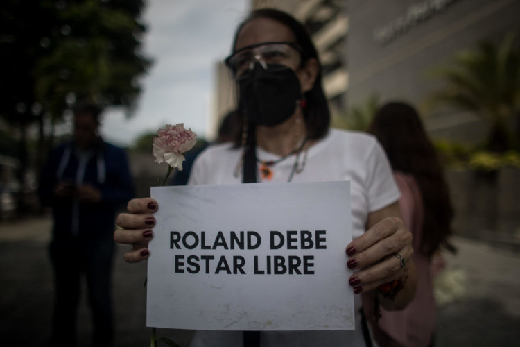 Fotografía de archivo de una persona que sostiene un cartel en el que pide la libertad de Roland Carreño, en Caracas (Venezuela). EFE/ Miguel Gutiérrez