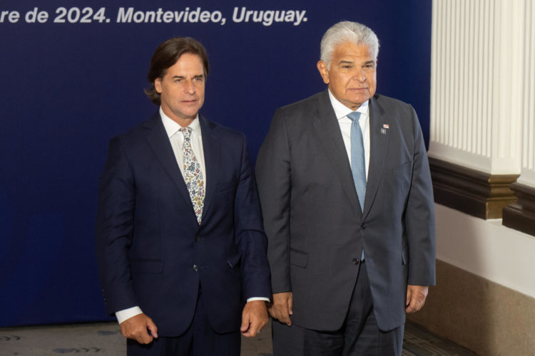 El presidente de Uruguay, Luis Lacalle Pou (i), recibe a su homólogo de Panamá, José Raúl Mulino, en la sede del Mercosur este viernes, en Montevideo (Uruguay). EFE/ Sofía Torres