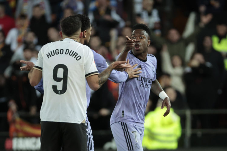 El delantero brasileño del Real Madrid Vinicius Jr. se dirige al jugador del Valencia Hugo Duro, durante el partido disputado la pasada temporada en Mestalla. EFE / Biel Aliño