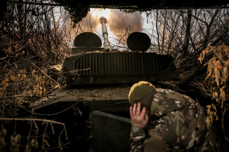 Militares ucranianos disparan un obús hacia posiciones rusas cerca de Chasiv Yar, en la región de Donetsk, Ucrania, en una imagen de archivo. EFE/EPA/24TH MECHANIZED BRIGADE OF UKRAINIAN ARMED FORCES HANDOUT HANDOUT EDITORIAL USE ONLY/NO SALES