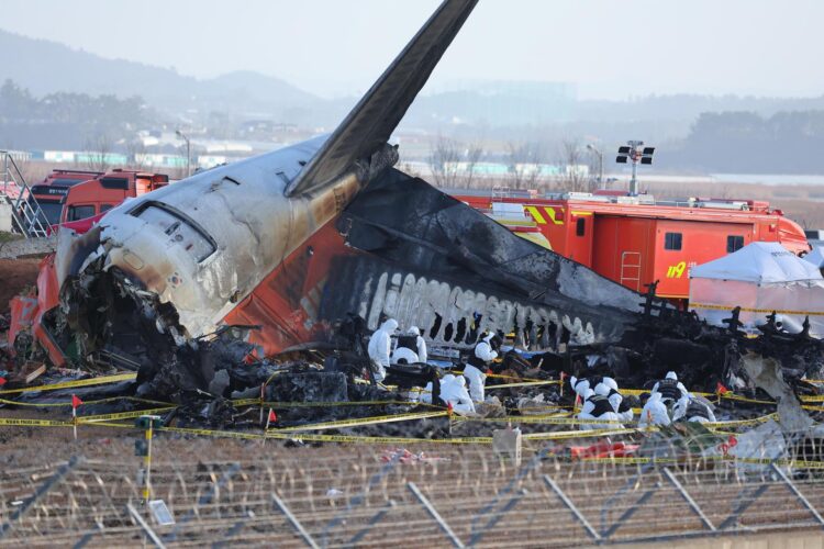 Un equipo forense lleva a cabo una investigación en el lugar del accidente del avión de pasajeros de Jeju Air el 29 de diciembre en el Aeropuerto Internacional de Muan, Corea del Sur, el 31 de diciembre de 2024. EFE/EPA/YONHAP SOUTH KOREA OUT