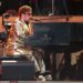 El cantante Elton John, ícono del año 2024 para la revista Time