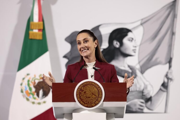 La presidenta de México, Claudia Sheinbaum, participa este jueves durante una rueda de prensa en Palacio Nacional de la Ciudad de México (México). EFE/José Méndez