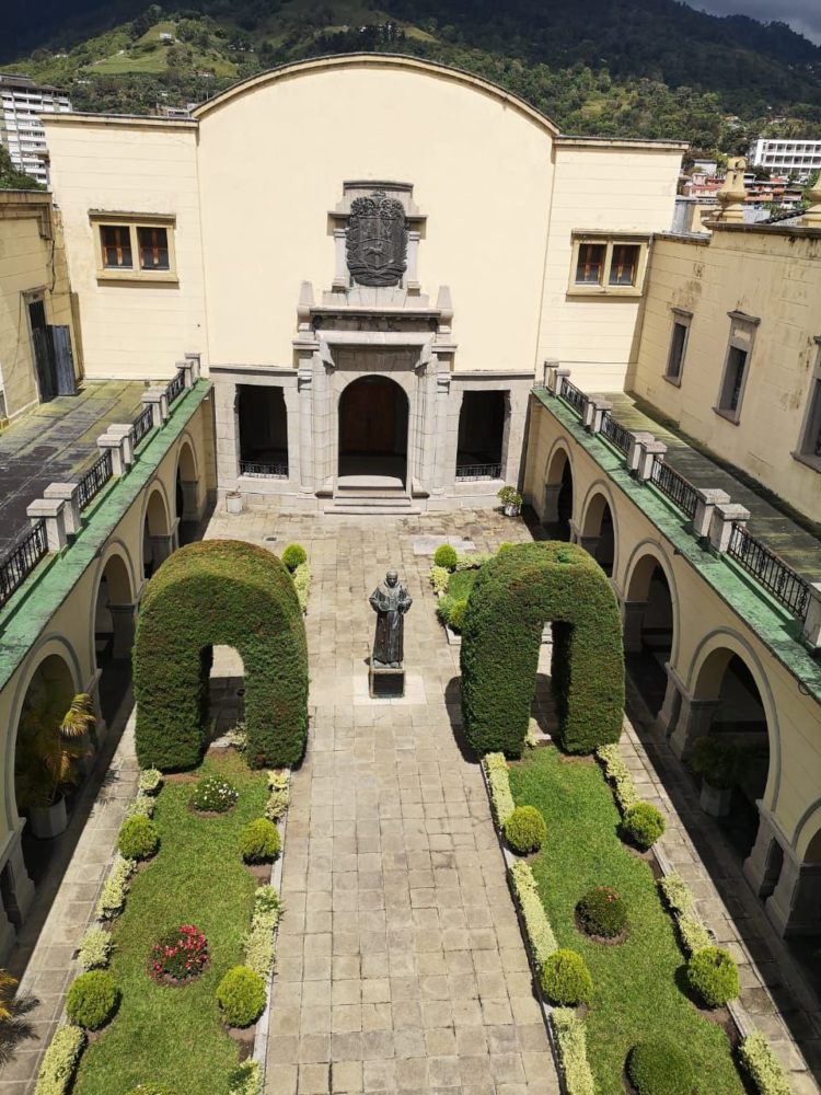 Foto de Yanara Vivas: Patio central del Edificio del Rectorado de la ULA