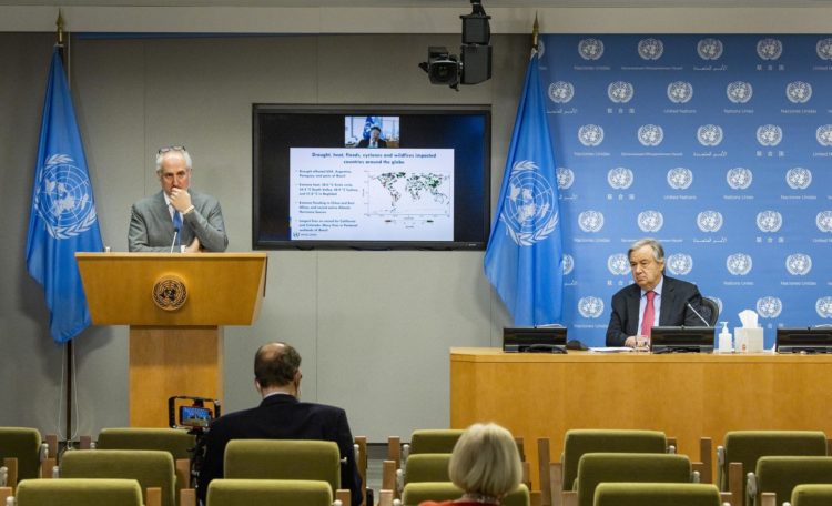 Fotografía de archivo del secretario general de las Naciones Unidas, Antonio Guterres (dcha.), y Stéphane Dujarric (izq.), portavoz del secretario general, durante una conferencia de prensa parcialmente virtual en la sede de las Naciones Unidas en Nueva York, Nueva York, EE. UU., 19 de abril de 2021. EFE/EPA/JUSTIN LANE