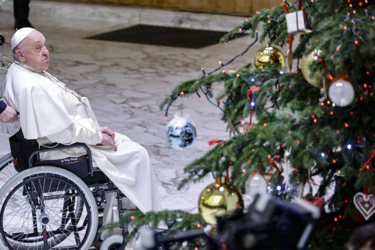 El papa Francisco delante de un árbol de Navidad durante la audiencia con los empleados del Vaticano en el salón Pablo VI. EFE/EPA/FABIO FRUSTACI