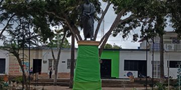 Disfrazado de verde el Bolívar de la plaza que lleva su nombre en Betijoque