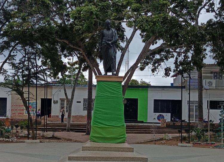 Disfrazado de verde el Bolívar de la plaza que lleva su nombre en Betijoque