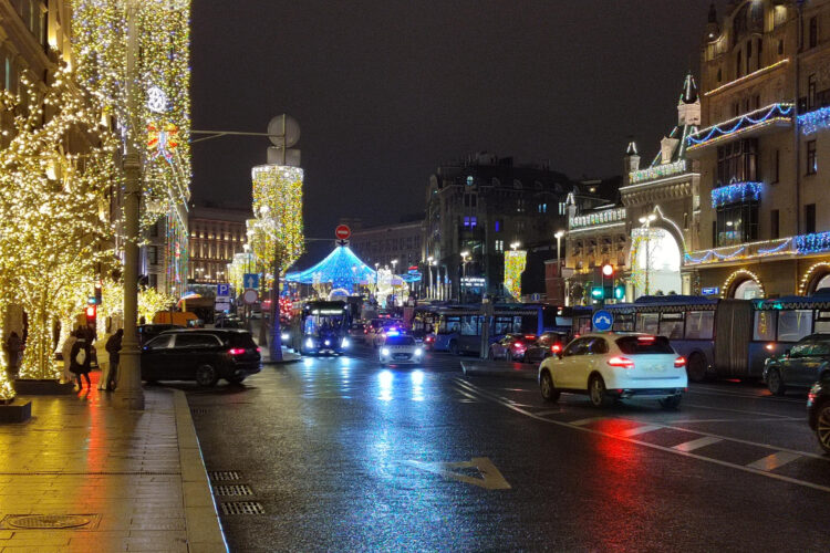 La capital rusa se ha vestido de luces para celebrar el Año Nuevo, la fiesta más querida y esperada de los rusos, que reciben ya por tercera vez con los ecos de la cruenta guerra en Ucrania. Y es que, según una encuesta del Centro de Estudios de la Opinión Publica (VTsIOM), para el 37 % de los rusos el mayor deseo para 2025 es que concluya la "operación militar especial", como denominan las autoridades de Rusia la campaña lanzada el 24 de febrero de 2022 en el vecino país. EFE/ Bernardo Suárez