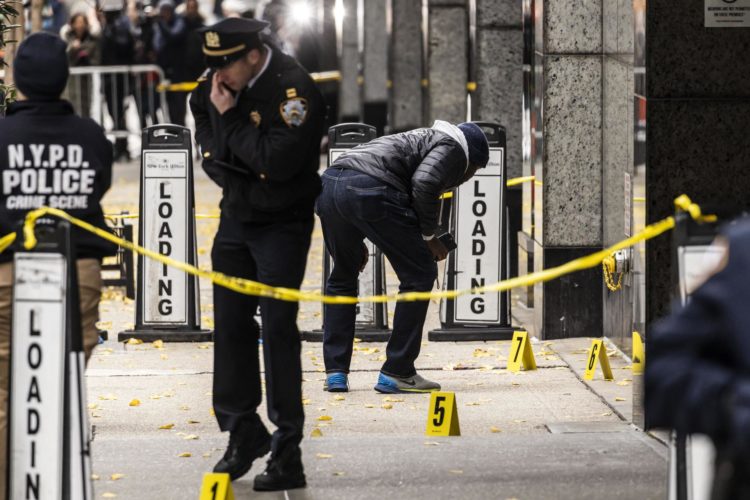 Fotografía de archivo de la escena del crimen donde fue asesinado el CEO de UnitedHealthcare, Brian Thompson en Nueva York (EE.UU.). EFE/EPA/JUSTIN LANE