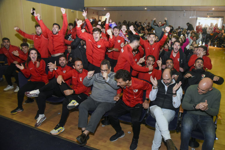 Los jugadores, el entrenador y aficionados del Barbastro celebran verse emparejados con el FC Barcelona en los dieciseisavos de la Copa del Rey este lunes. EFE/ Javier Blasco