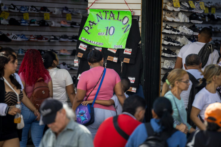 Fotografía del 29 de noviembre del 2024 de personas comprando en varios comercios en Caracas (Venezuela). EFE/ Miguel Gutiérrez