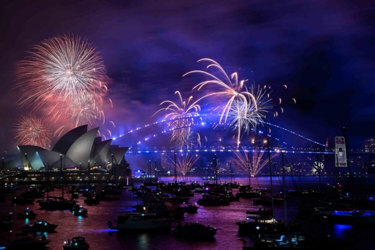 Fuegos artificiales en la bahía de Sydney (Australia), uno de los primeros lugares del mundo en dar la bienvenida a 2025. EFE/EPA/BIANCA DE MARCHI