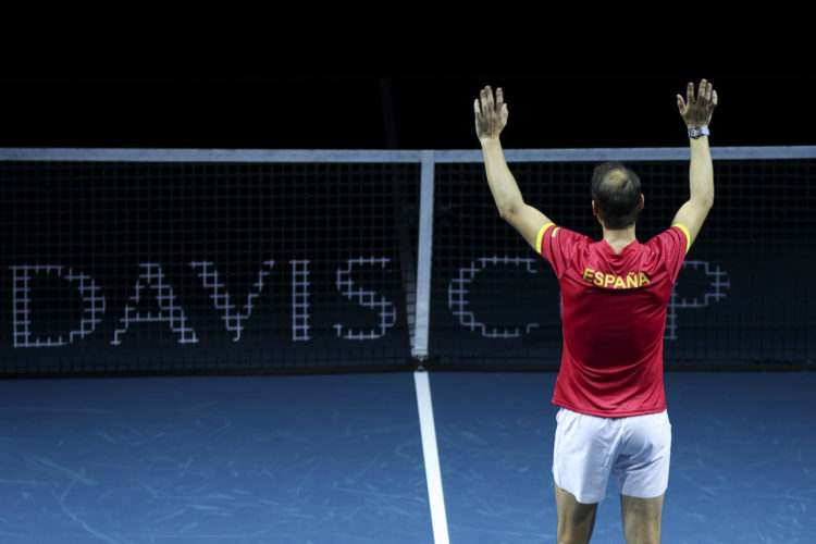 El tenista Rafa Nadal saluda a la afición durante el homenaje que recibió en la Copa Davis de Málaga. EFE/Daniel Pérez