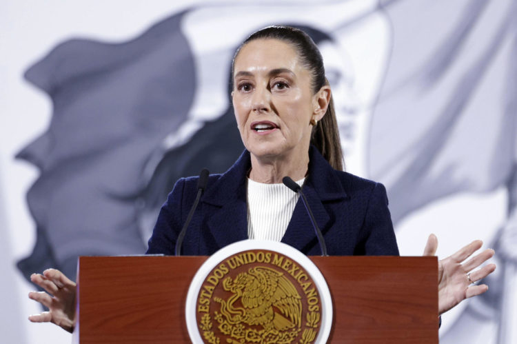 La presidenta de México, Claudia Sheinbaum habla durante una rueda de prensa este lunes, en el Palacio Nacional de la Ciudad de México (México). EFE/ Sáshenka Gutiérrez