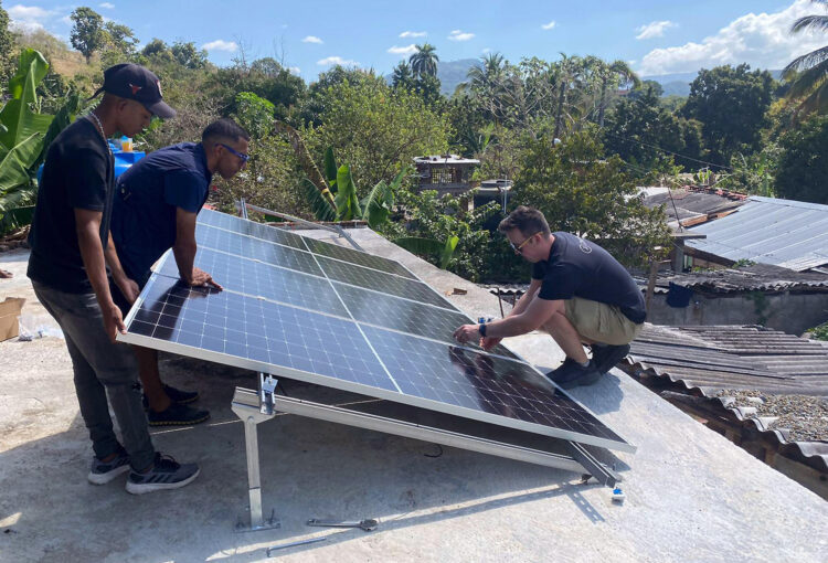 Fotografía cedida sin fecha por la Mipyme Captura, de trabajadores realizando labores de montaje de paneles solares, en La Habana (Cuba). EFE/ Captura