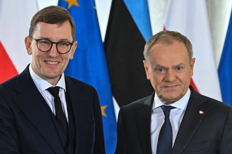 El Primer Ministro polaco Donald Tusk (D) da la bienvenida a la Primer Ministro de Estonia Kristen Michal antes de su reunión en la Cancillería en Varsovia, Polonia, el 11 de diciembre de 2024. (Polonia, Varsovia) EFE/EPA/ALBERT ZAWADA POLONIA FUERA