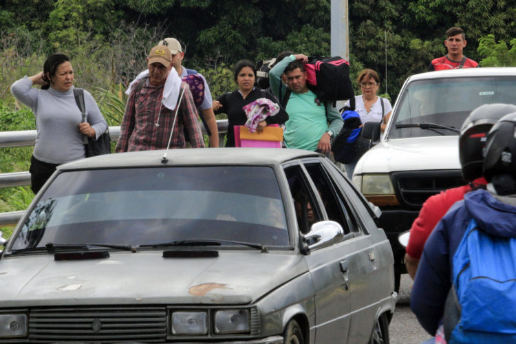 Foto de archivo de migrantes venezolanos que caminan por el puente Simón Bolívar, el 18 de julio de 2024, en Villa del Rosario (Colombia). EFE/ Mario Caicedo