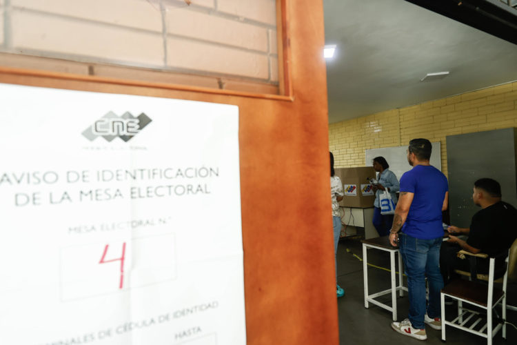 Fotografía de archivo de venezolanos votando el pasado 28 de julio de 2024 en Caracas (Venezuela). EFE/ Henry Chirinos