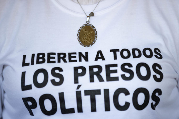 Fotografía de archivo del pasado 11 de diciembre donde se observa una camisa con el mensaje " liberen a todos los presos políticos" durante una rueda de prensa en la Conferencia Episcopal Venezolana, en Caracas (Venezuela). EFE/ Ronald Peña