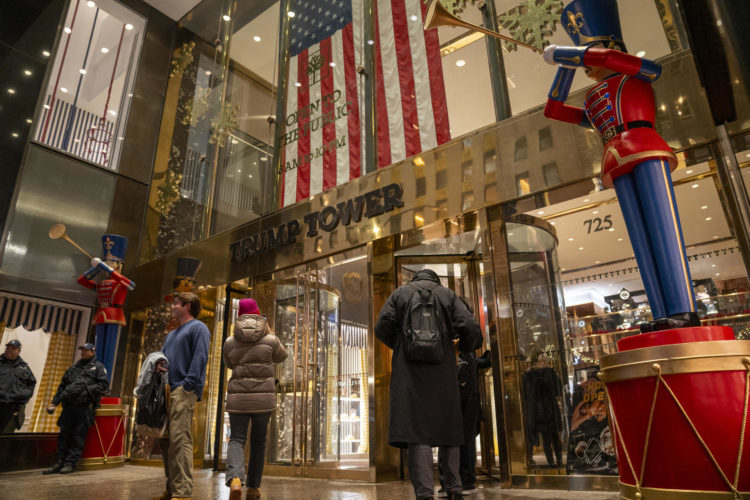 Personas caminan frente a la TorreTrump este lunes, en Nueva York (Estados Unidos). . EFE/Ángel Colmenares