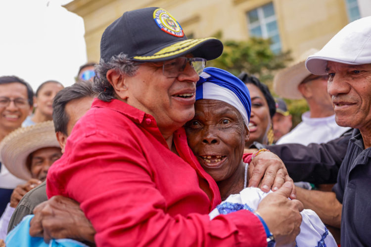 Fotografía cedida por la oficina de prensa de la presidencia de Colombia del presidente, Gustavo Petro (i), reunido con habitantes de calle en la Plaza de Armas de la Casa de Nariño este martes, en Bogotá (Colombia). EFE/ Presidencia De Colombia