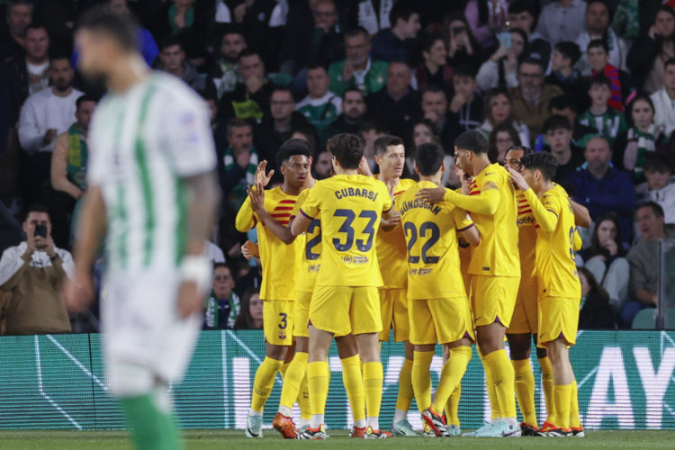 Los jugadores del Barcelona celebran un gol de Ferran Torres ante el Betis, en el partido disputado en el Benito Villamarín la pasada temporada. EFE/ José Manuel Vidal