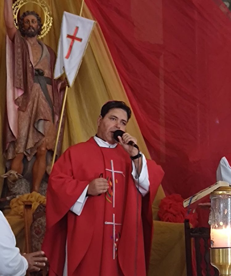 Obispo Rubén Delgado dirigiéndose a los confirmantes y feligresía que copo el templo.