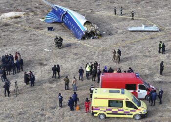 Hallan las cajas negras del avión azerbaiyano siniestrado en Kazajistán