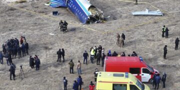 Hallan las cajas negras del avión azerbaiyano siniestrado en Kazajistán