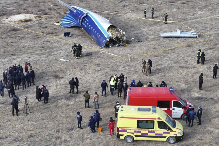 Servicios de emergencias trabajan en el lugar del siniestro aéreo cerca de Aktau (Kazajistán). EFE/EPA/ Azamat Sarsenbayev