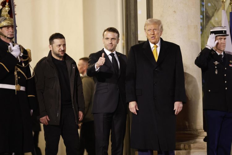 El presidente francés, Emmanuel Macron (c); el presidente electo de Estados Unidos, Donald Trump (d), y al presidente ucraniano, Volodímir Zelenski (i) abandonan el Eliseo para dirigirse a la ceremonia de reapertura oficial de la catedral de Notre Dame este sábado. TEFE/MOHAMMED BADRA