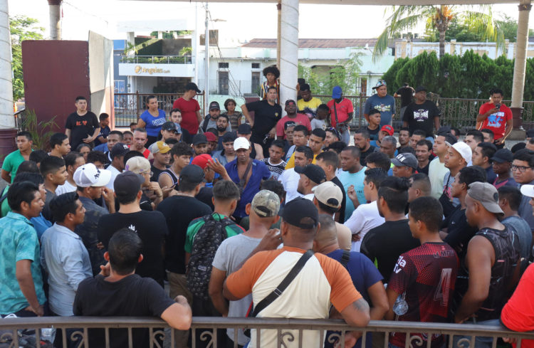 Migrantes se reúnen este domingo en una de las principales plazas en la ciudad de Tapachula en el estado de Chiapas (México). EFE/Juan Manuel Blanco