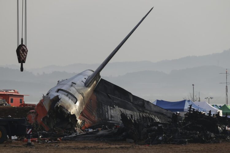 Los bomberos realizan operaciones de búsqueda en el lugar del accidente del avión de Jeju Air en el Aeropuerto Internacional de Muan en Muan, Corea del Sur. EFE/EPA/HAN MYUNG-GU