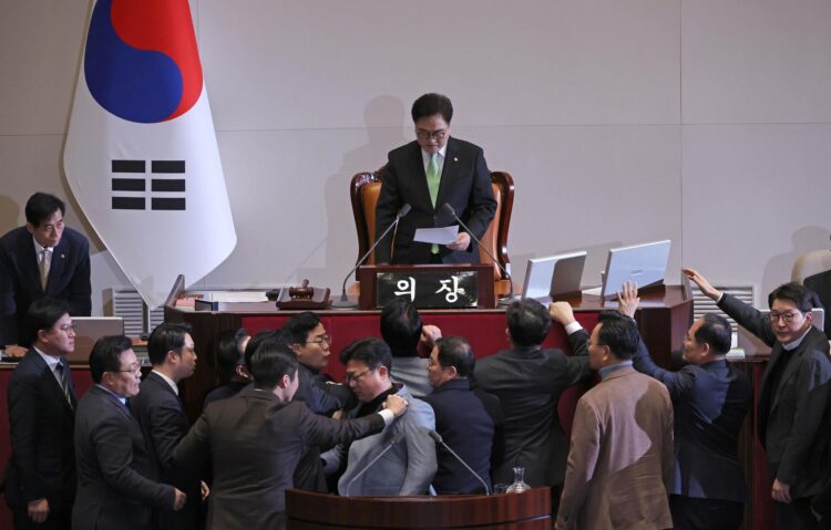 Legisladores del gobernante Partido del Poder Popular (PPP) protestan ante el presidente de la Asamblea Nacional, Woo Won-sik, antes de una votación sobre la moción presentada por la oposición para destituir al primer ministro y presidente en funciones, Han Duck-soo, en Seúl, el 27 de diciembre de 2024. EFE/EPA/YONHAP SOUTH KOREA OUT