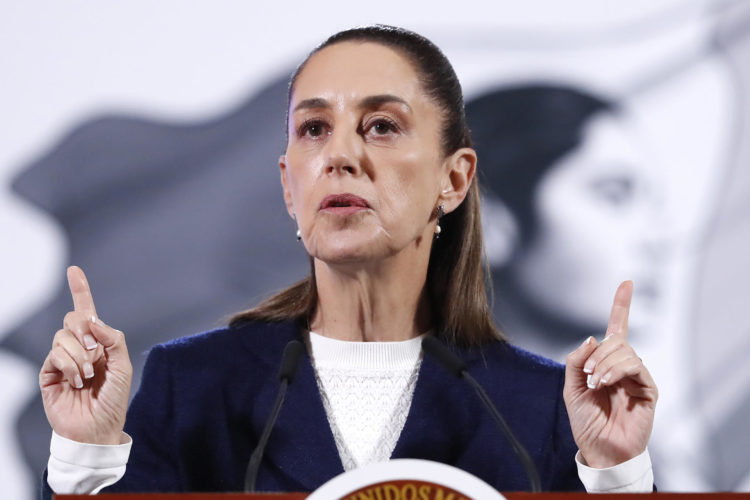 La presidenta de México, Claudia Sheinbaum, habla durante una rueda de prensa este viernes, en el Palacio Nacional de la Ciudad de México (México). EFE/Mario Guzmán