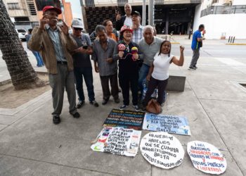 Pensionados venezolanos protestan al cumplirse 1.000 días sin aumento del salario mínimo