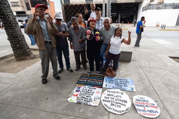 Personas gritan consignas durante una protesta de trabajadores frente a la sede del Ministerio Público (Fiscalía), este martes en Caracas (Venezuela). EFE/ Ronald Peña