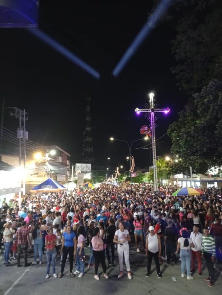 El encendido de luces de Navidad tuvo una concurrencia jamás vista en esta localidad.