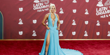 Karol G lleva regalos de navidad a niños de madres adolescentes en la costa colombiana